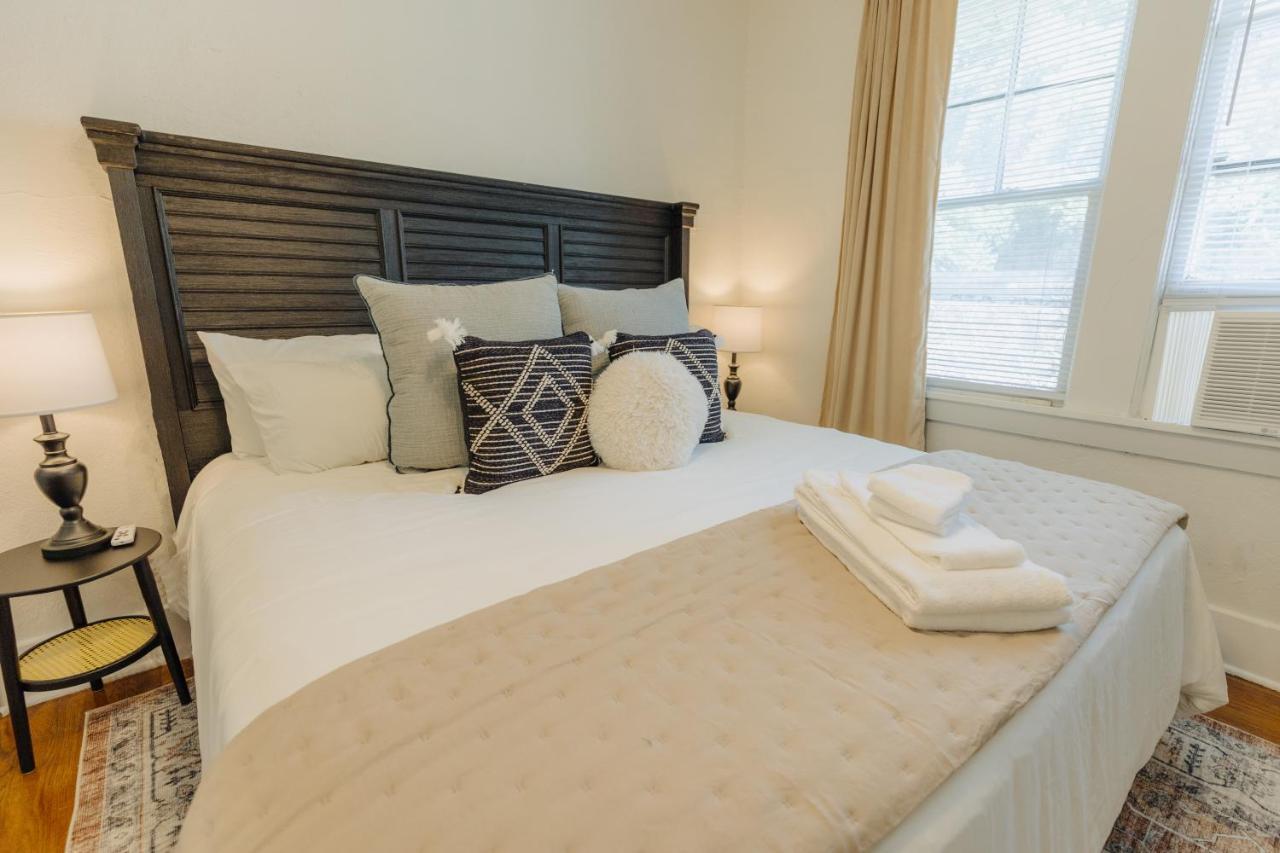 Holiday home Historic Revival King Bed Midtown 70 Fast Wifi Free Parking Yes Pets *